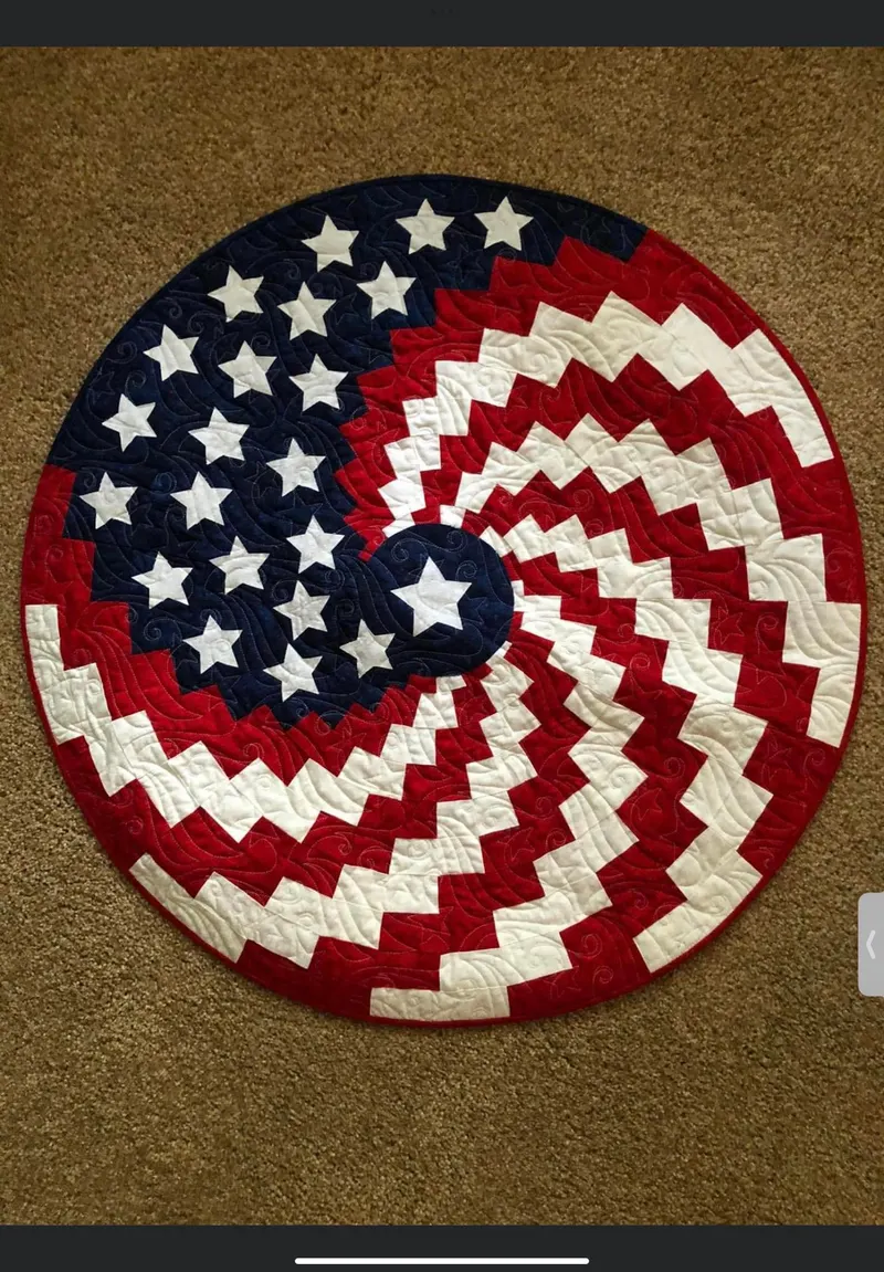 Circular patriotic American flag quilt
